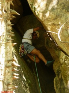 André desbravando a Efeito Colateral, na praia de Grumari.