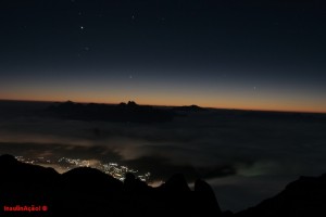 Teresópolis com os Três Picos ao fundo, durante o amanhecer