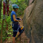 Medindo a glicemia entre uma escalada e outra, na parede da Couto Fernandes (em Laranjeiras)